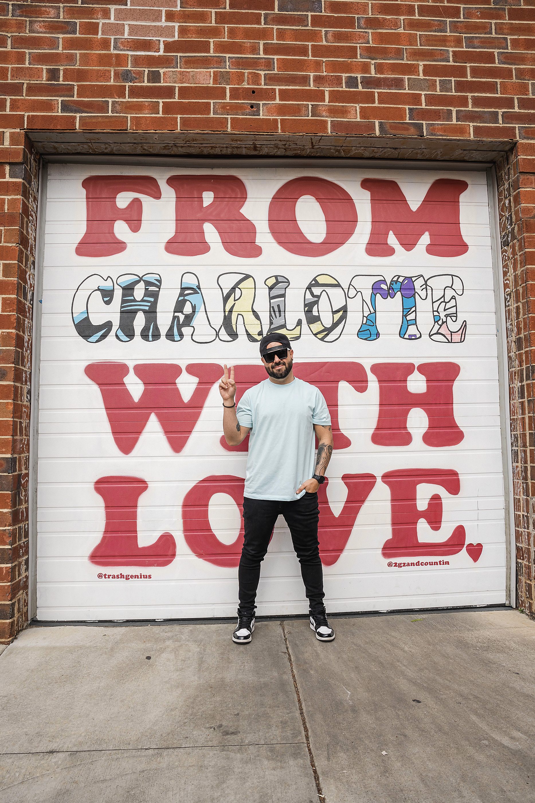 Carlos Soto, fotógrafo en Charlotte, NC, frente al mural "From Charlotte With Love"