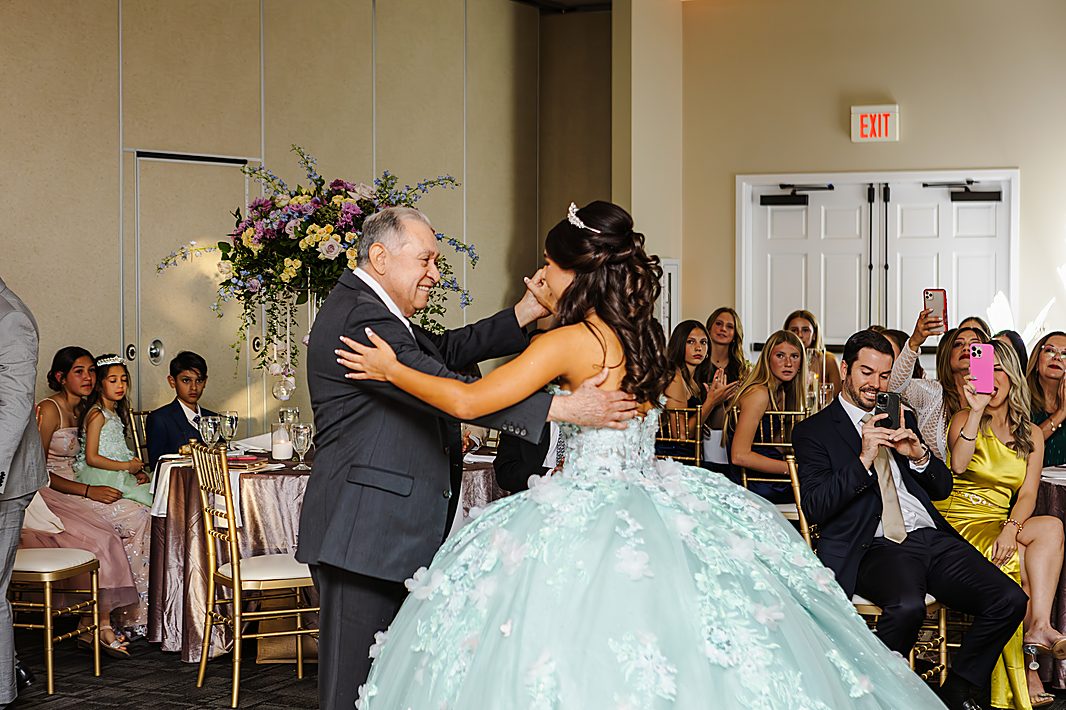 Fotografía de quinceañeras en Charlotte, NC por Carlos Soto — retratos de quinceañera dirigidos y cobertura del evento